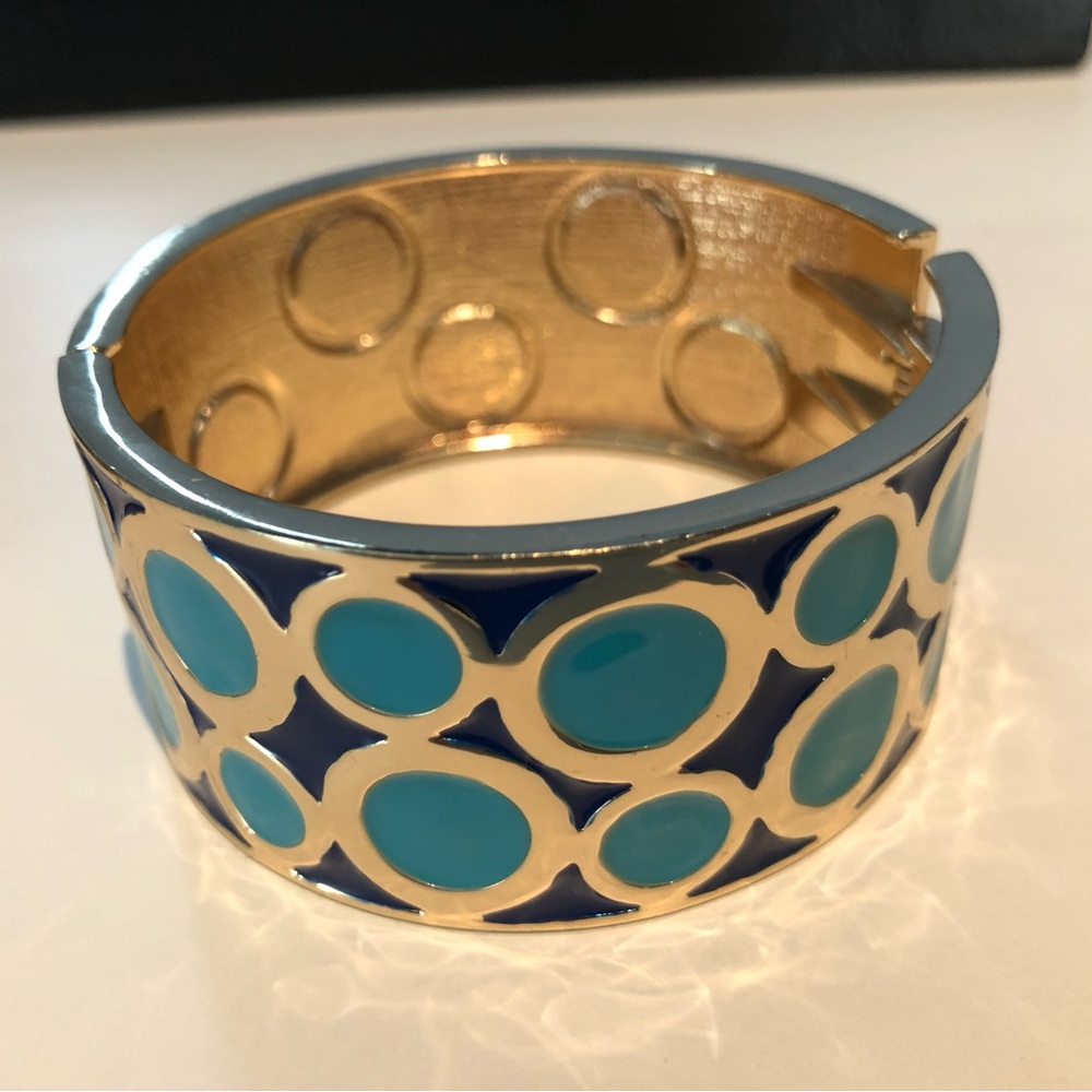 Bracelet with hinge opening NWOT